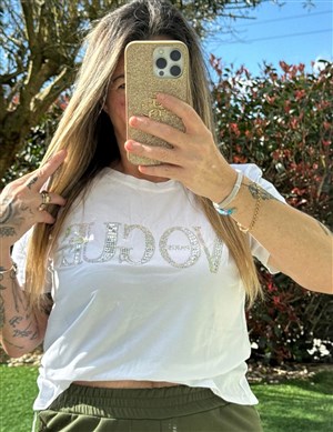 T-shirt branca com brilhos